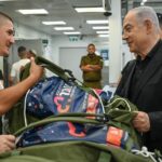 Премьер-министр Биньямин Нетаниягу прибыл на призывной пункт
