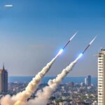 Кадры ракетного обстрела Хамасом центральной части Израиля
